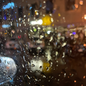 雨滴落在车窗上